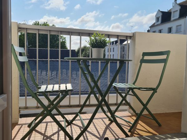 Balcon aménagé avec salon de jardin