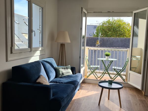 Canapé convertible avec accès au balcon ouvert